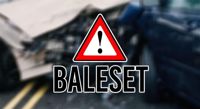 Durva baleset a 49-es úton - a tűzoltók két embert szabadítanak ki az egyik kocsiból