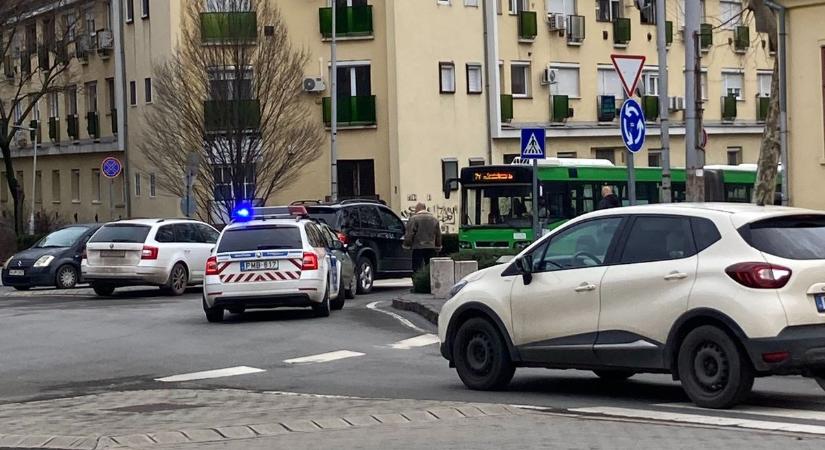 Baleset bénította meg a közlekedést Pécs belvárosában