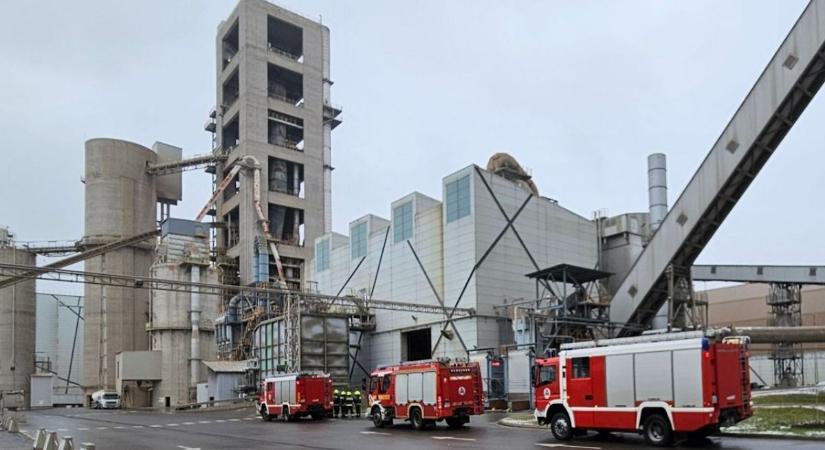 Tűzoltók érkeztek a cementgyárhoz