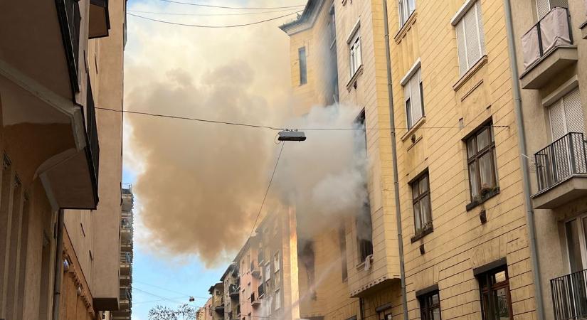 Megrázó fotókon a budapesti robbanás: még most is nagy erőkkel dolgoznak a tűzoltók