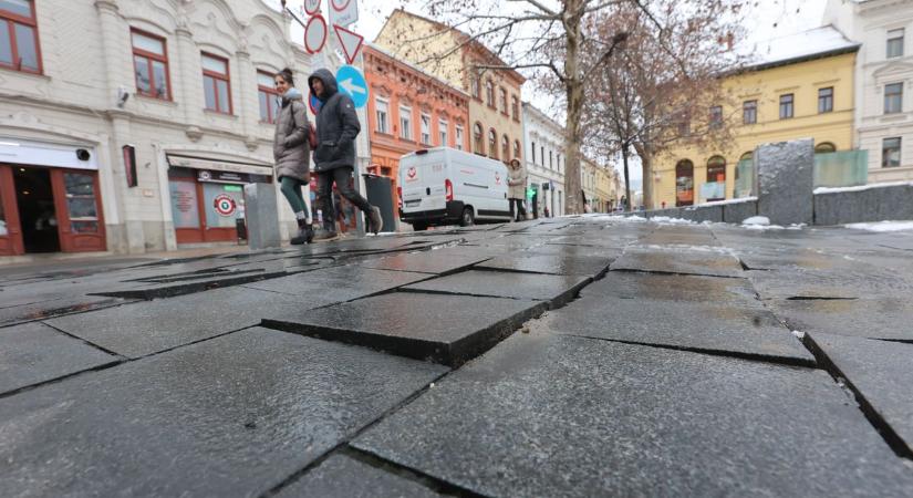 Veszély les ránk a pécsi Kossuth téren!