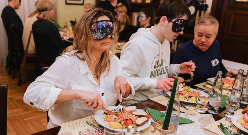 Vakvacsora - Ízekkel, illatokkal érzékenyítettek a soproni gyengénlátók – fotók, videó