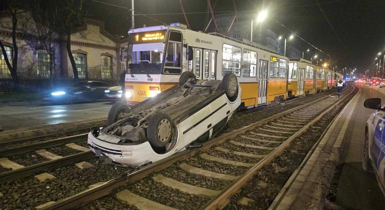 Villamosnak ütközött, majd a feje tetején landolt egy autó Budapesten