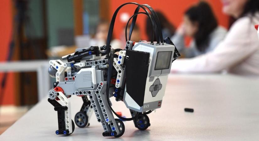 Lego robotok foglalták el a Debreceni Egyetem egyik campusát – fotókkal, videóval!