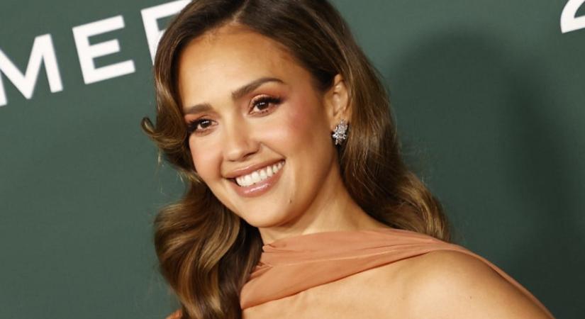 A válófélben lévő Jessica Alba újraértelmezte a bosszúruha fogalmát