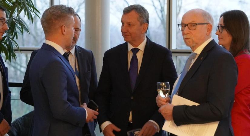 A lengyel Bokros Lajossal parolázott Magyar Péter