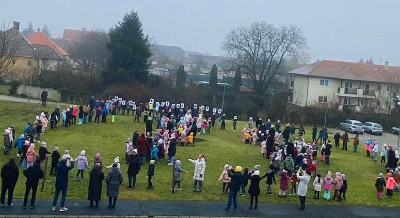 Kultúra napi flashmob Bükön - Látványos fotók a gyerekek műsoráról