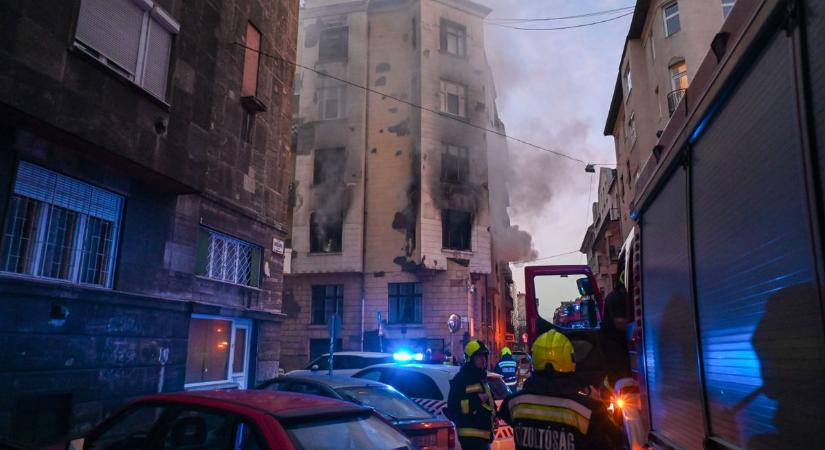 Kigyulladt egy kilencedik kerületi négyemeletes társasház első emeleti lakása