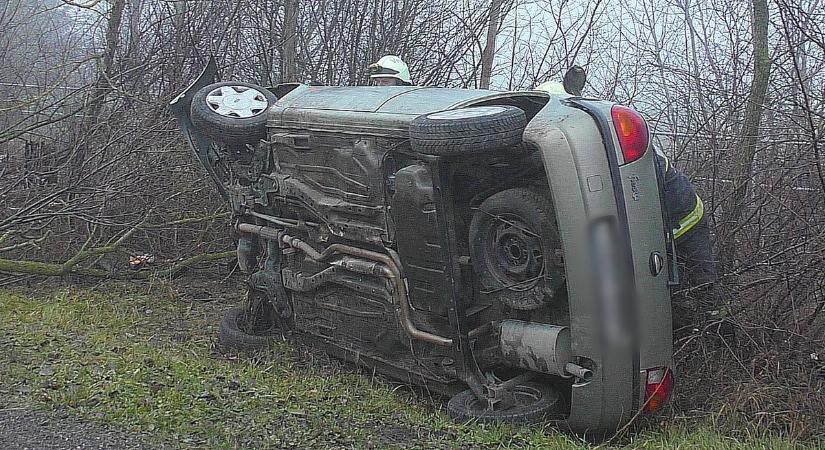 Megcsúszott a kanyarban, fának csapódott egy autó – galériával