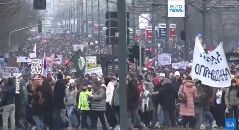 Megint a tüntetők közé hajtott egy autós Belgrádban, egy fiatal lányt ütött el