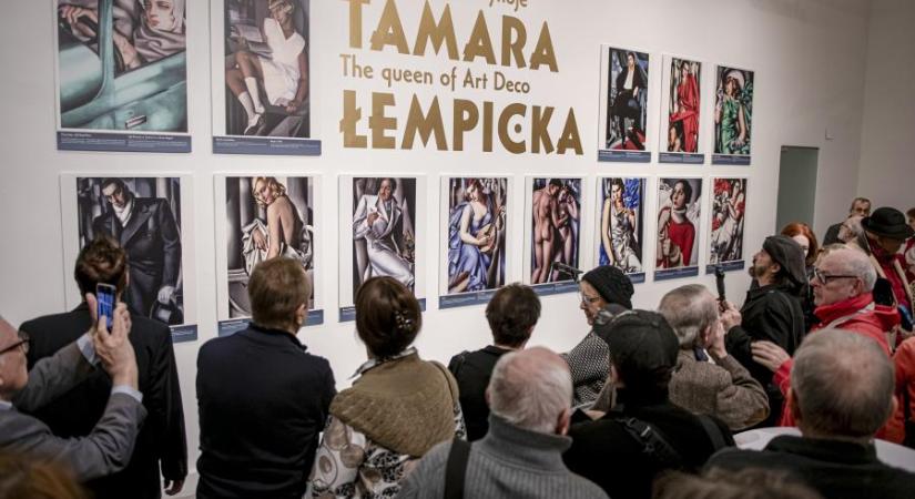 Tamara Łempicka festményeinek reprodukcióit mutatja be a Lengyel Intézet