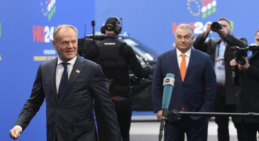 Donald Tusk: Ha Orbán Viktor tényleg blokkolja a szankciókat, egyértelműen kiderül, hogy Putyin csapatában játszik, nem a mienkben