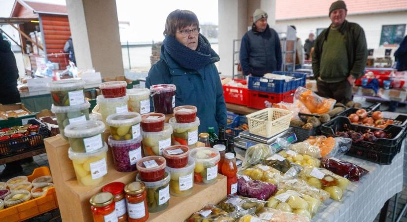 Még kitart a tél, de már kacsingat ránk a tavasz a rábapatyi piacon - fotók