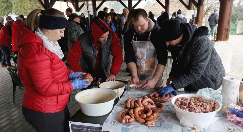 Nem a méret számított a tállyai kolbásztöltő versenyen - képek, videó