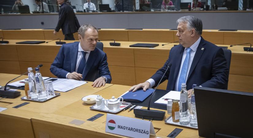 Donald Tusk: Orbán Viktor Putyin csapatában játszik, ha blokkolja a szankciókat