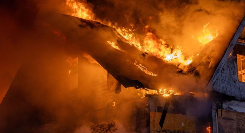 A háztető is lángolt a borsodi településen