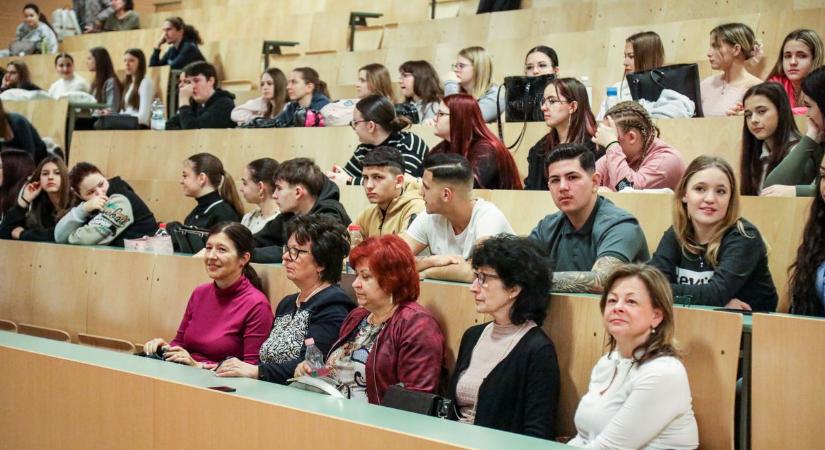 Rendkívül fontos témáról beszélgettek a szolnoki campuson