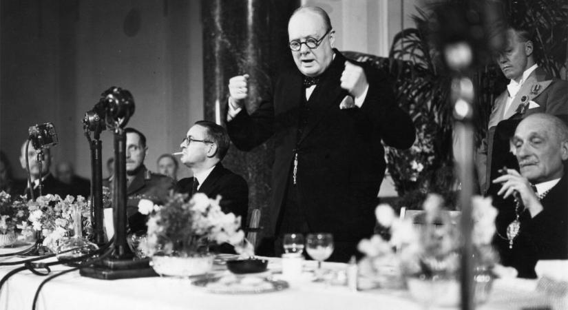 Churchill pezsgőt bontott a Pearl Harbor-i támadás után