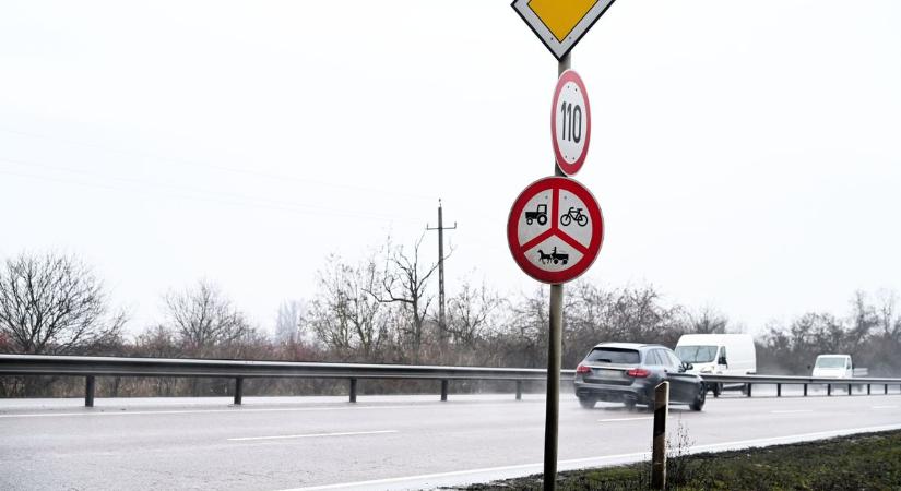 Kiakadtak a sofőrök: eltűntek a sebességjelző táblák a 4-es főút egy fontos szakaszán