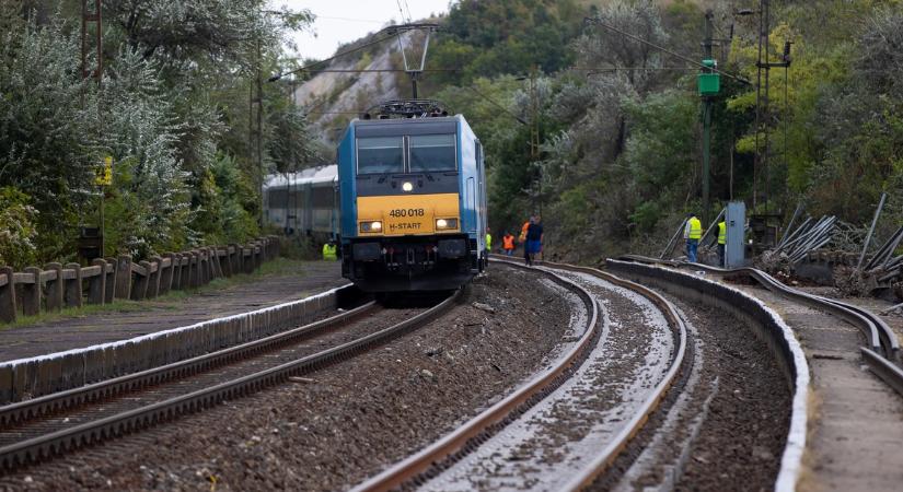 Kiderült: Akkumulátorok voltak a kisiklott vonaton - ez történt valójában szombaton Szegednél