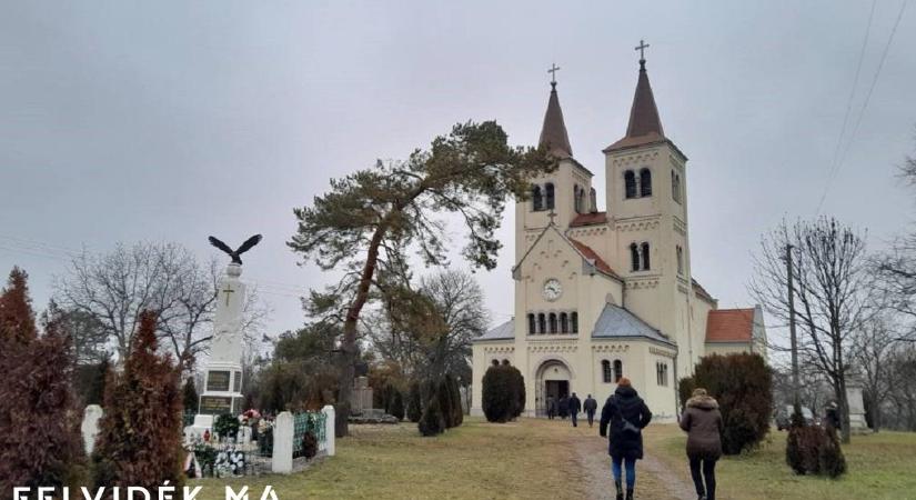 A jubileumi szentév megnyitása a bényi Magyarok Nagyasszonya-templomban