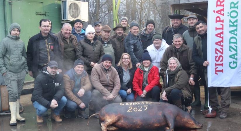 Csapatépítő disznóvágást szerevezett a Tiszaalpári Gazdakör – galériával