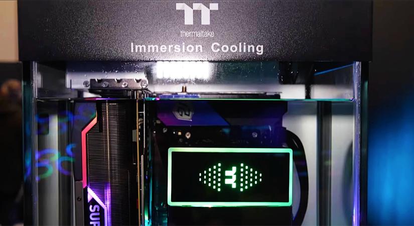 Ettől tuti benedvesedsz – A Thermaltake folyadékban fürdetné az alkatrészeid