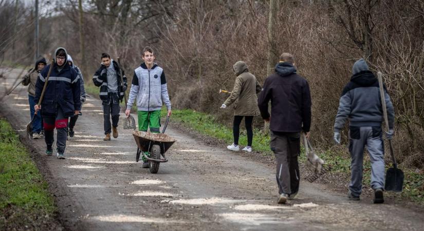 Közösen újították fel a kömlődi utat fotók, videó