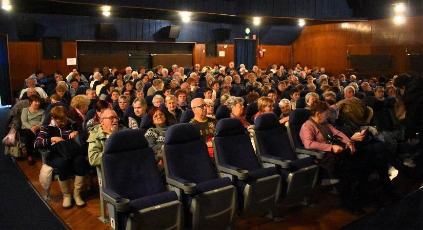 Közösen moziztak a pápai nyugdíjasok