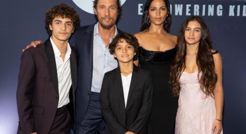 Matthew McConaughey ritkán látott lányánál ma már nem látsz szebbet: a 15 éves Vida gyönyörű anyja kiköpött mása