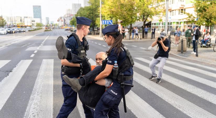 Klímaaktivisták lezárták az autópályát: 190 embert kapcsolt le a rendőrség