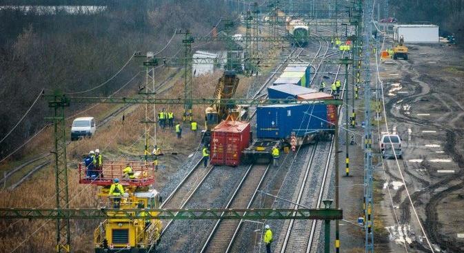 Le kellett bontani a felsővezetéket is a Szegeden kisiklott tehervonat miatt