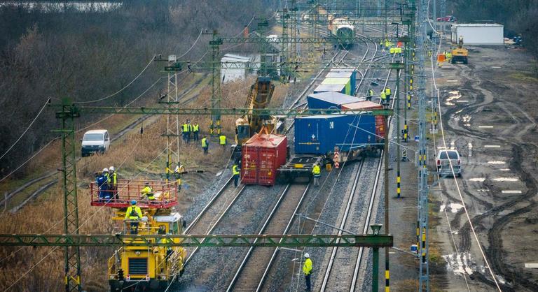 Több napig is eltarthat mire helyreáll a vasúti közlekedés a Szegednél kisiklott tehervonat miatt