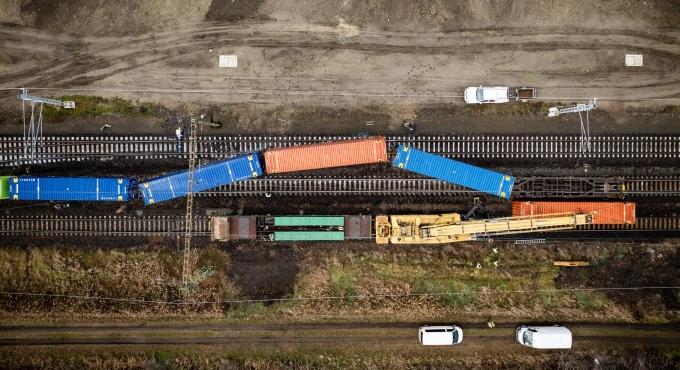 Csak szerdára állhat helyre végleg a közlekedés a Szegeden kisiklott vonat után - fotók a helyszínről