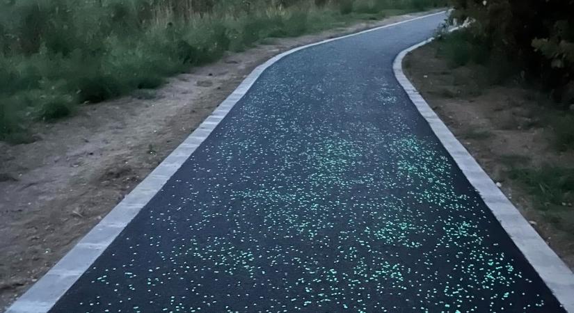 Kipróbáltuk a sárvári világító bicikliutat - mintha csillagtengeren tekernénk - videó