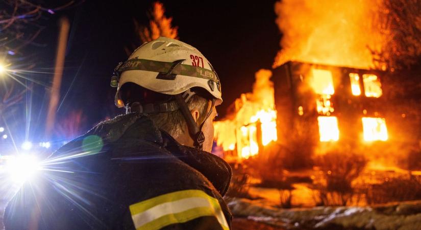 Kigyulladt egy családi ház Zalalövőn és teljes terjedelmében égett (frissítve!)