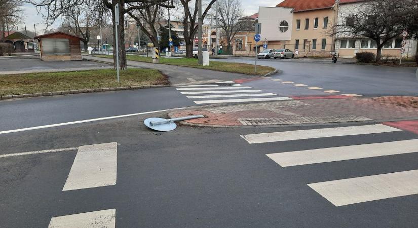 Vajon mi történhetett? Kidöntött tábla az Ady Endre utcán