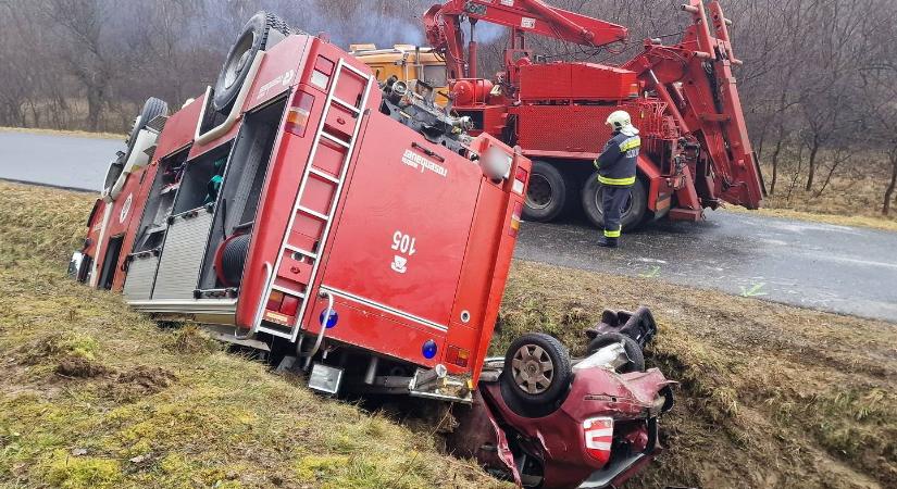 Mentésre várt a Skoda, végül ráborult egy tűzoltó