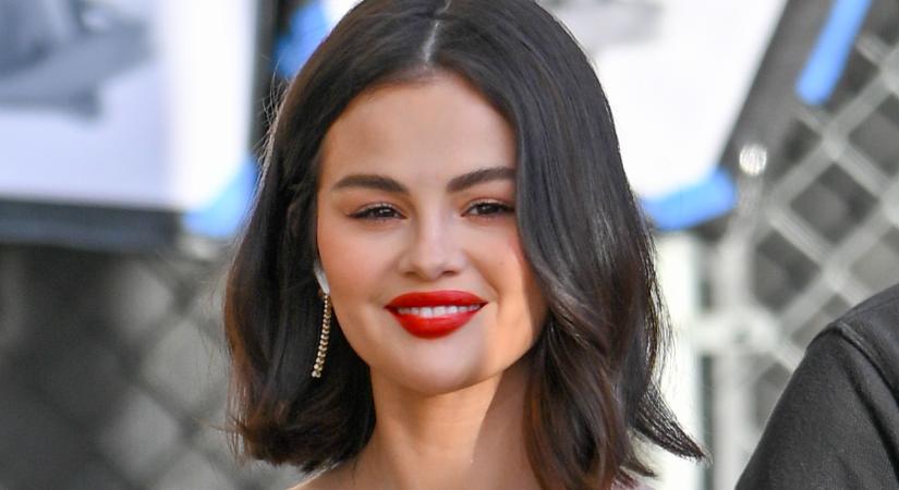 Selena Gomez elsütötte a legszebb tél végi trendet: a jégfehér extra nőies