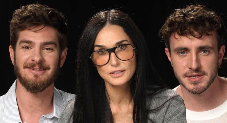 Demi Moore, Paul Mescal, Mikey Madison, Andrew Garfield mély átéléssel adják elő a Please Please Please című slágert