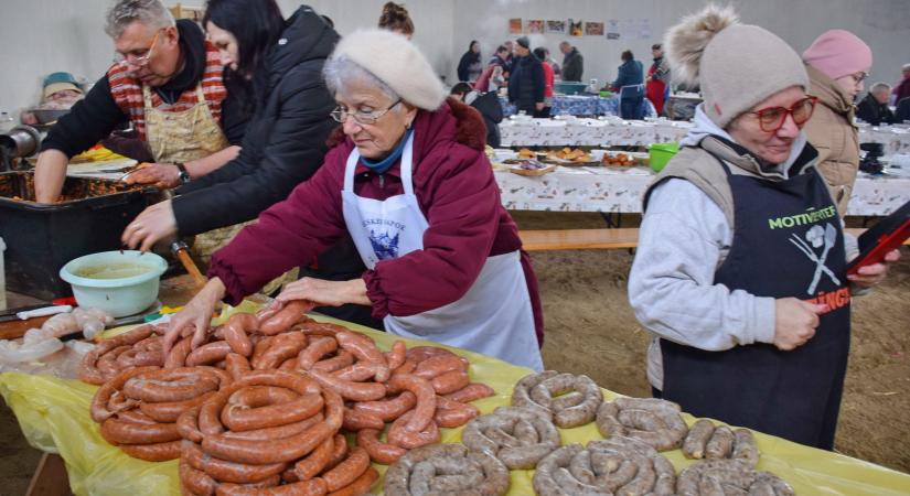 Hagyományos disznótoros ételek készítése és kóstolója Tiszacsomán