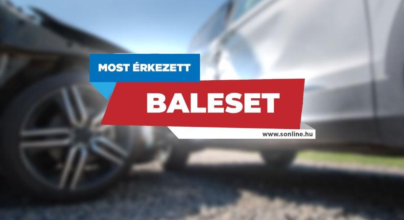 Baleset Siófokon: személyautó és teherautó ütközött