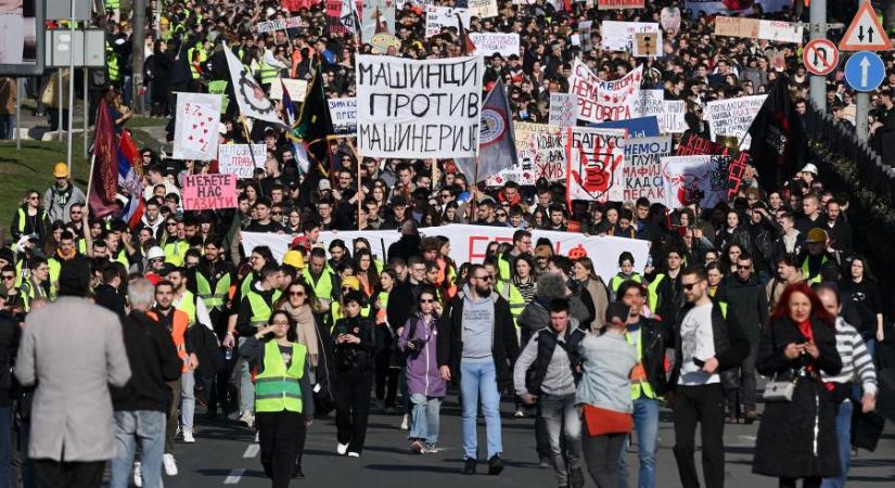 Huszonnégy órás blokád alá vették a legforgalmasabb csomópontot Belgrádban, Aleksandar Vučić délután fontos bejelentést tehet