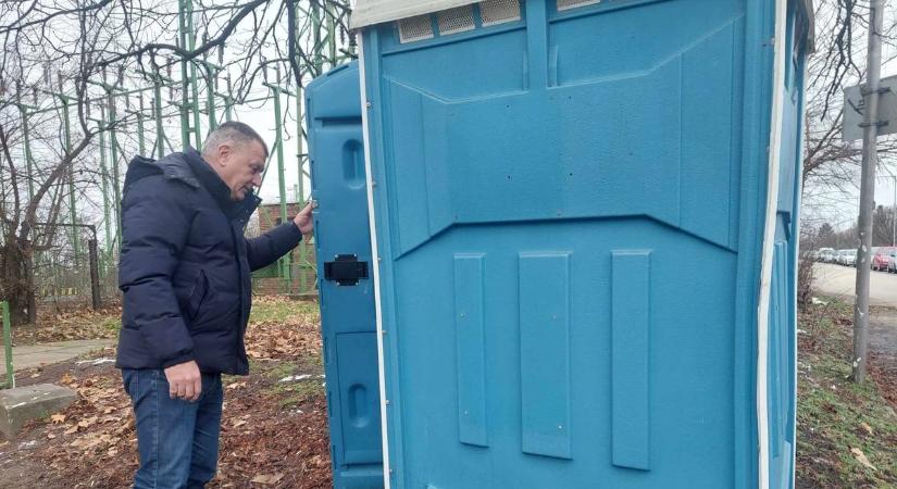 Teljesen ledöbbent a polgármester azon, hogy mit talált az abonyi vasútállomás kerítésén lógva