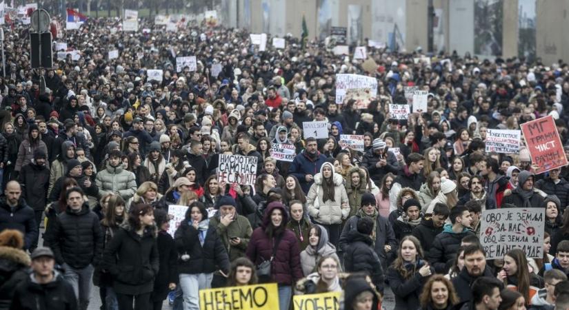 24 órára lezárták Belgrád legforgalmasabb csomópontját a kormányellenes tüntetők