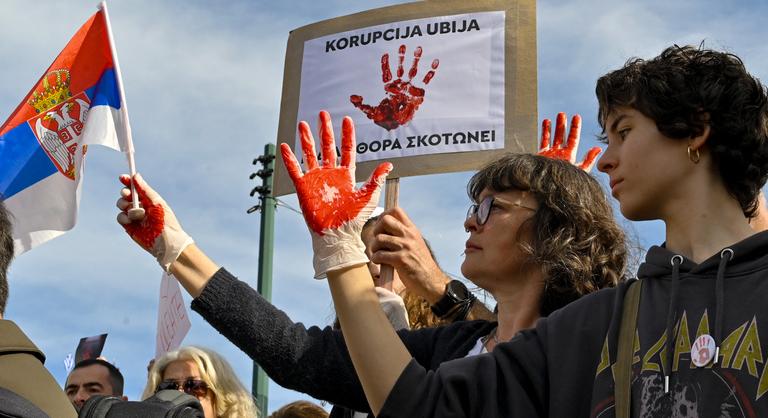 Blokád alá vonták a tüntetők Belgrád legnagyobb csomópontját