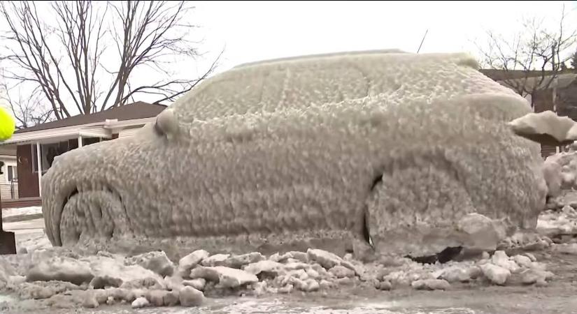 Eltört egy vízvezeték Michigan államban, pálcikás jégkrémet csinált az autókból