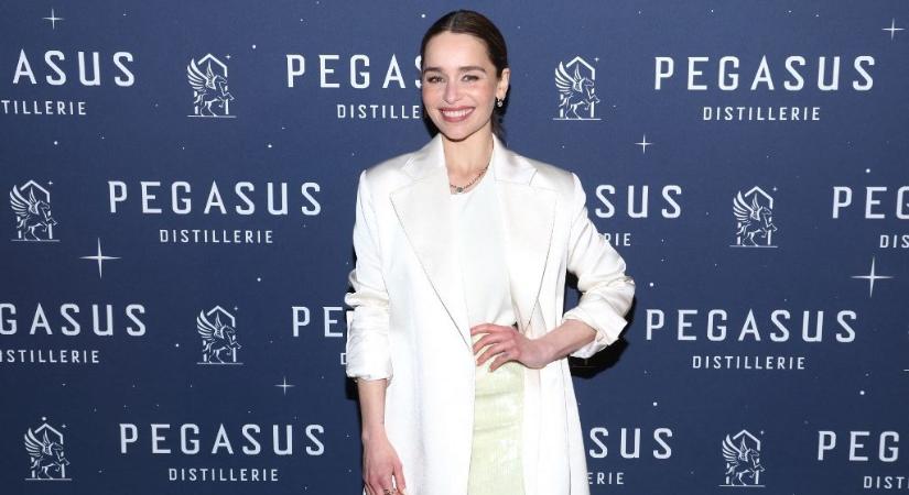 Budapesten forgat Emilia Clarke, egy újlipótvárosi körömszalonba is betért