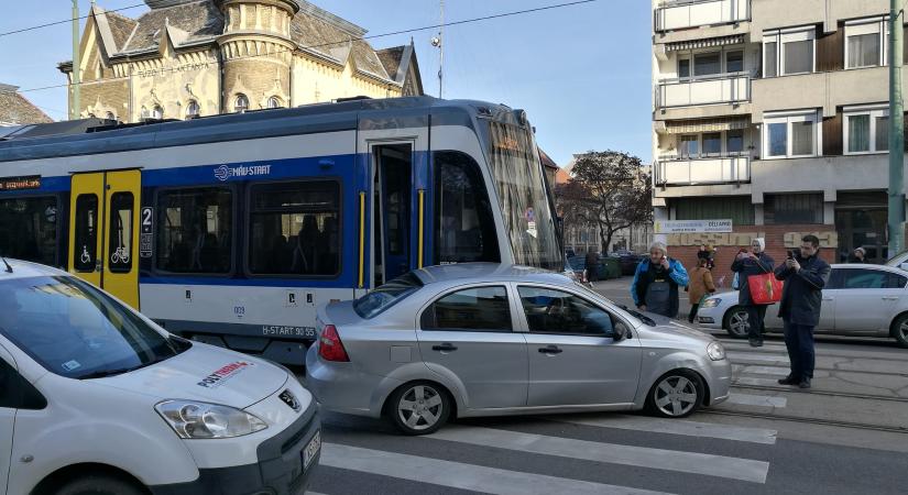 Szegedi baleset miatt késik a tram-train