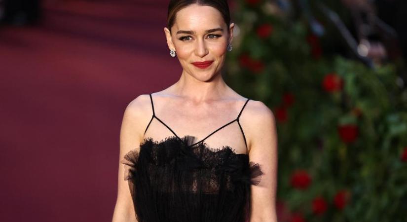 Emilia Clarke beugrott egy újlipótvárosi körmöshöz